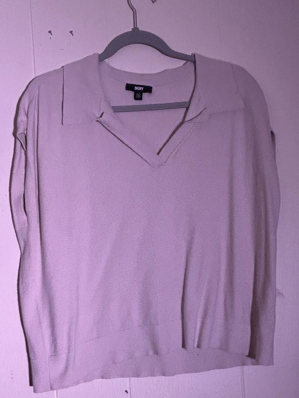DKNY women’s Pale cream V-Neck short sleeved Sweater
Free add on to bundles